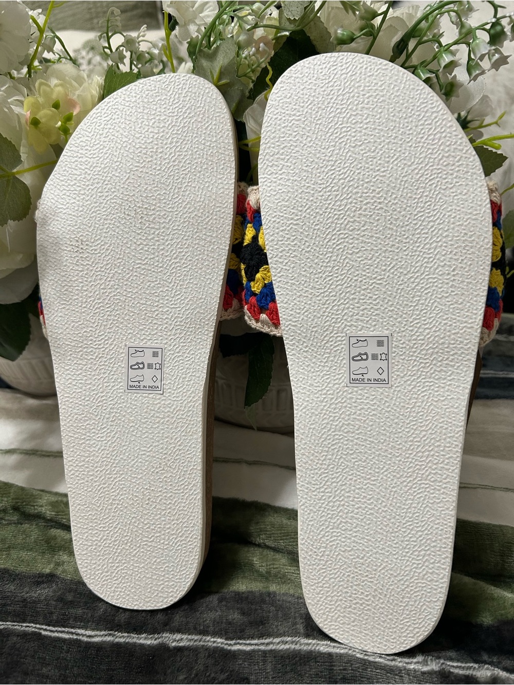 NWT Crevo Crochet Granny Square Slides Cream,Red,Blue,Yellow, Size 11 - Picture 4 of 4